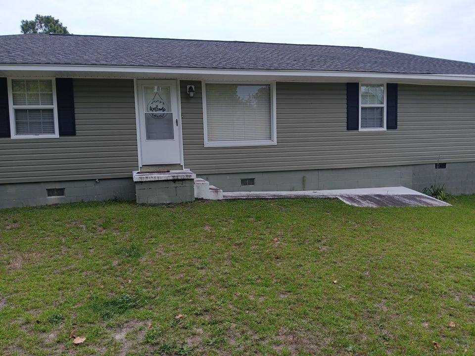 Ranch home with no porch before a covered deck build in West Columbia, SC